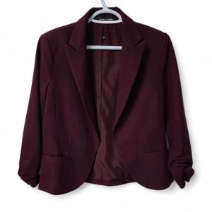 Amanda + Chelsea Pique Cropped Blazer in Burgundy